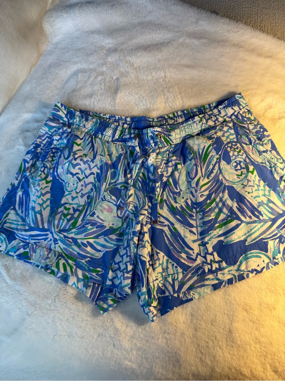 Lilly Pulitzer Women's Katia  Blue and Violet  Tropical Print  Shorts Size M